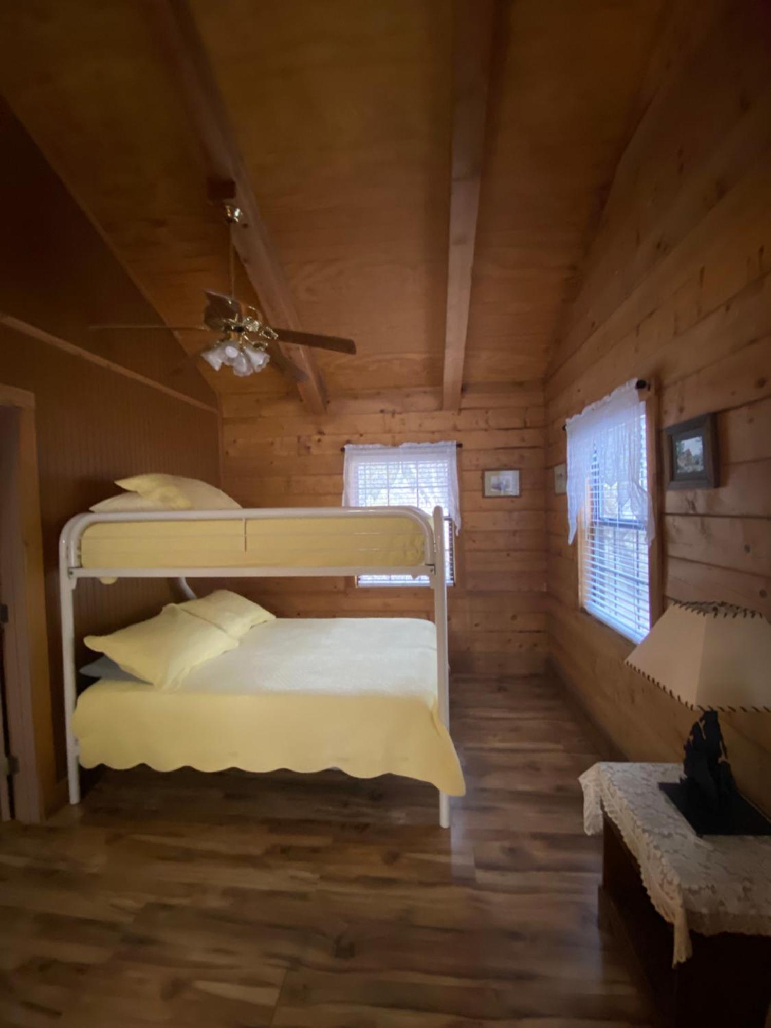 A Peace Of Heaven Cabins And Rv Vanderpool 外观 照片