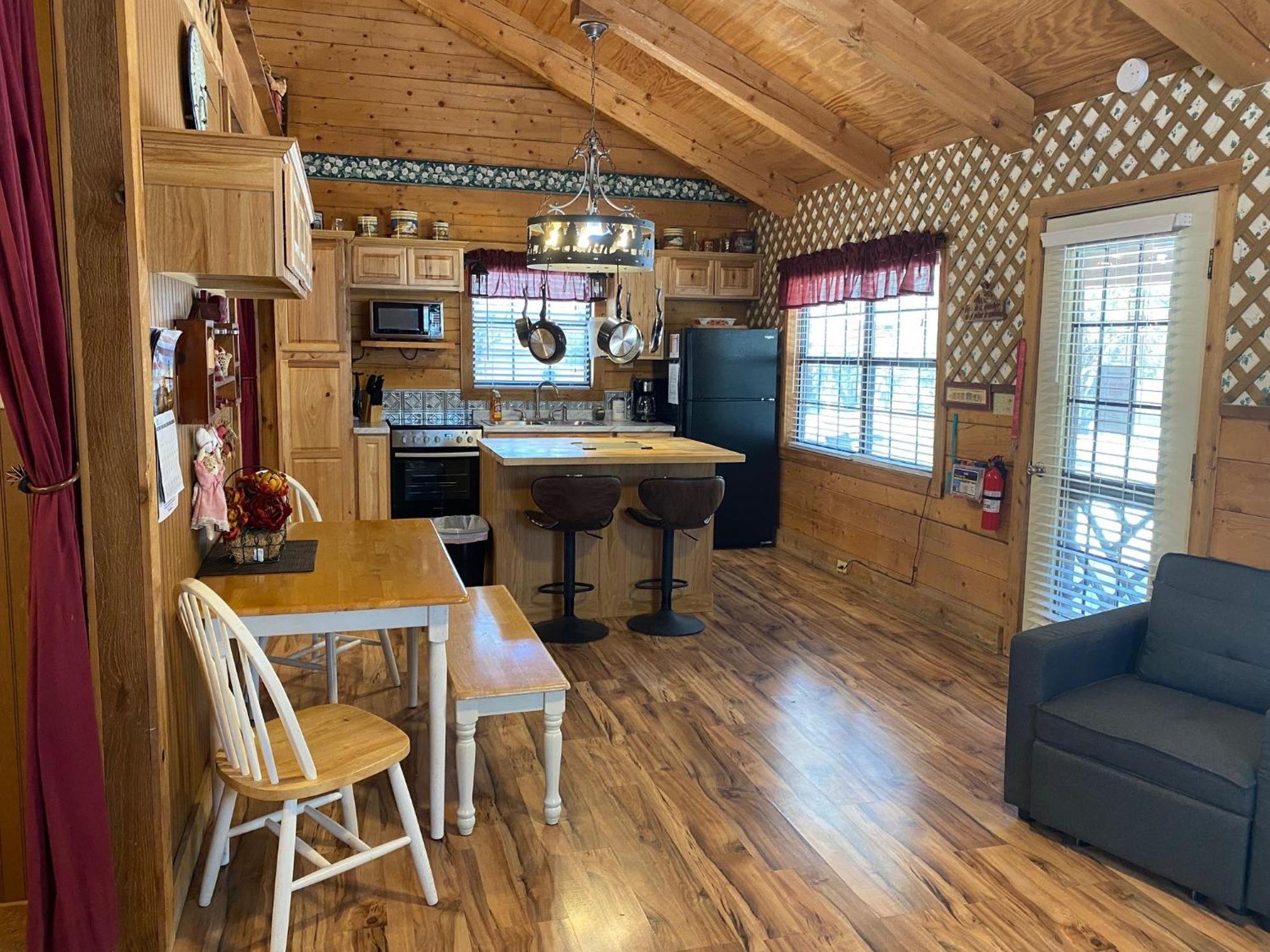 A Peace Of Heaven Cabins And Rv Vanderpool 外观 照片