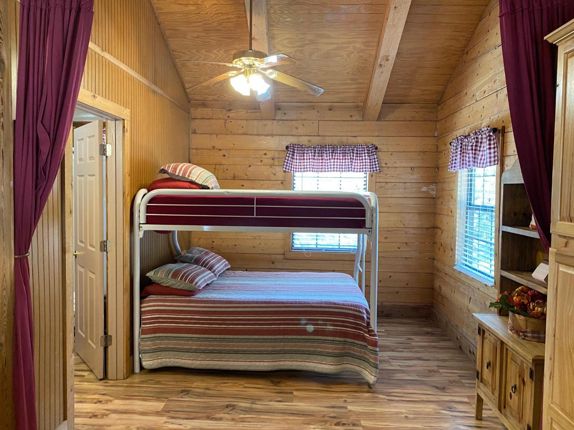 A Peace Of Heaven Cabins And Rv Vanderpool 外观 照片
