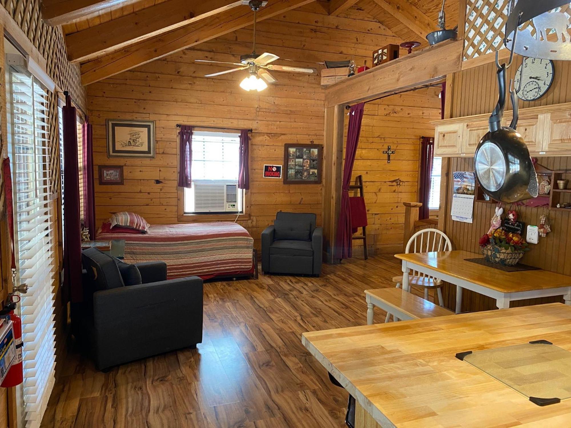 A Peace Of Heaven Cabins And Rv Vanderpool 外观 照片